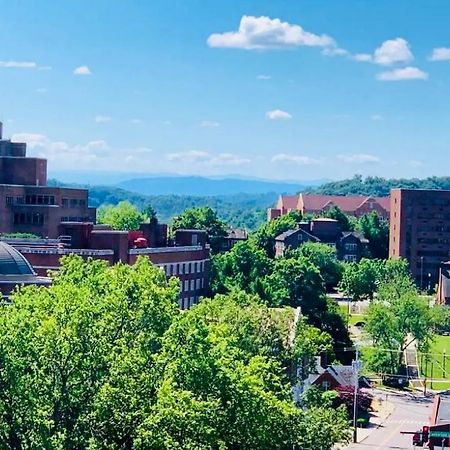 Condo Close To Stadium And Free Parking Knoxville Bagian luar foto