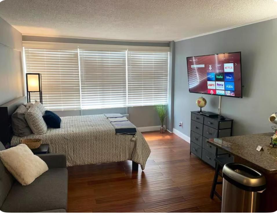 Condo Close To Stadium And Free Parking Knoxville Bagian luar foto