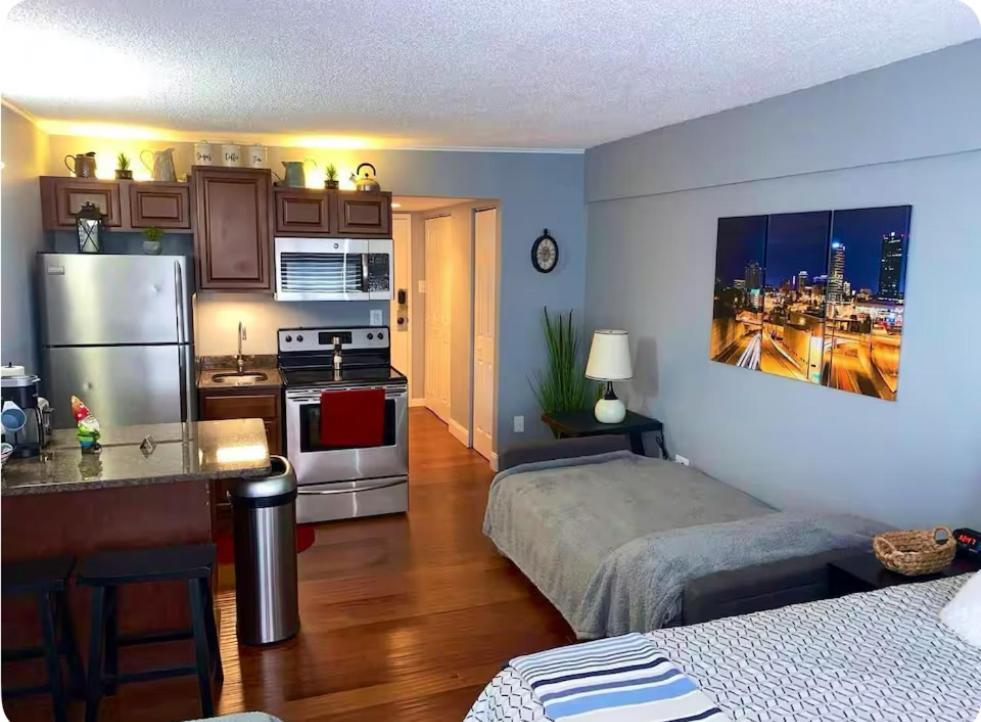 Condo Close To Stadium And Free Parking Knoxville Bagian luar foto
