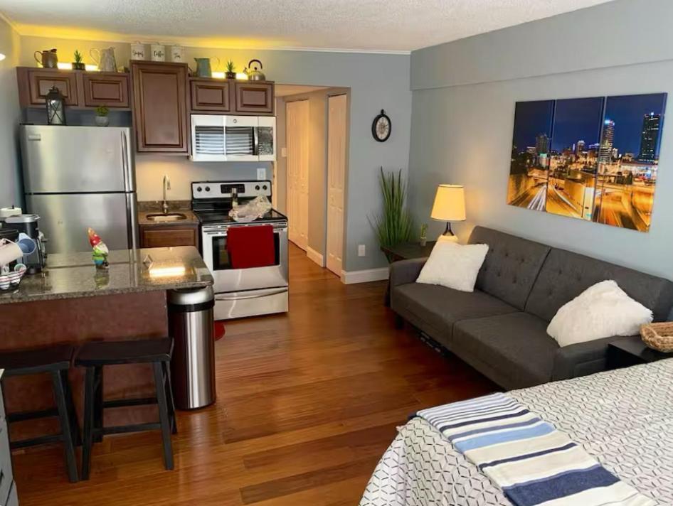 Condo Close To Stadium And Free Parking Knoxville Bagian luar foto